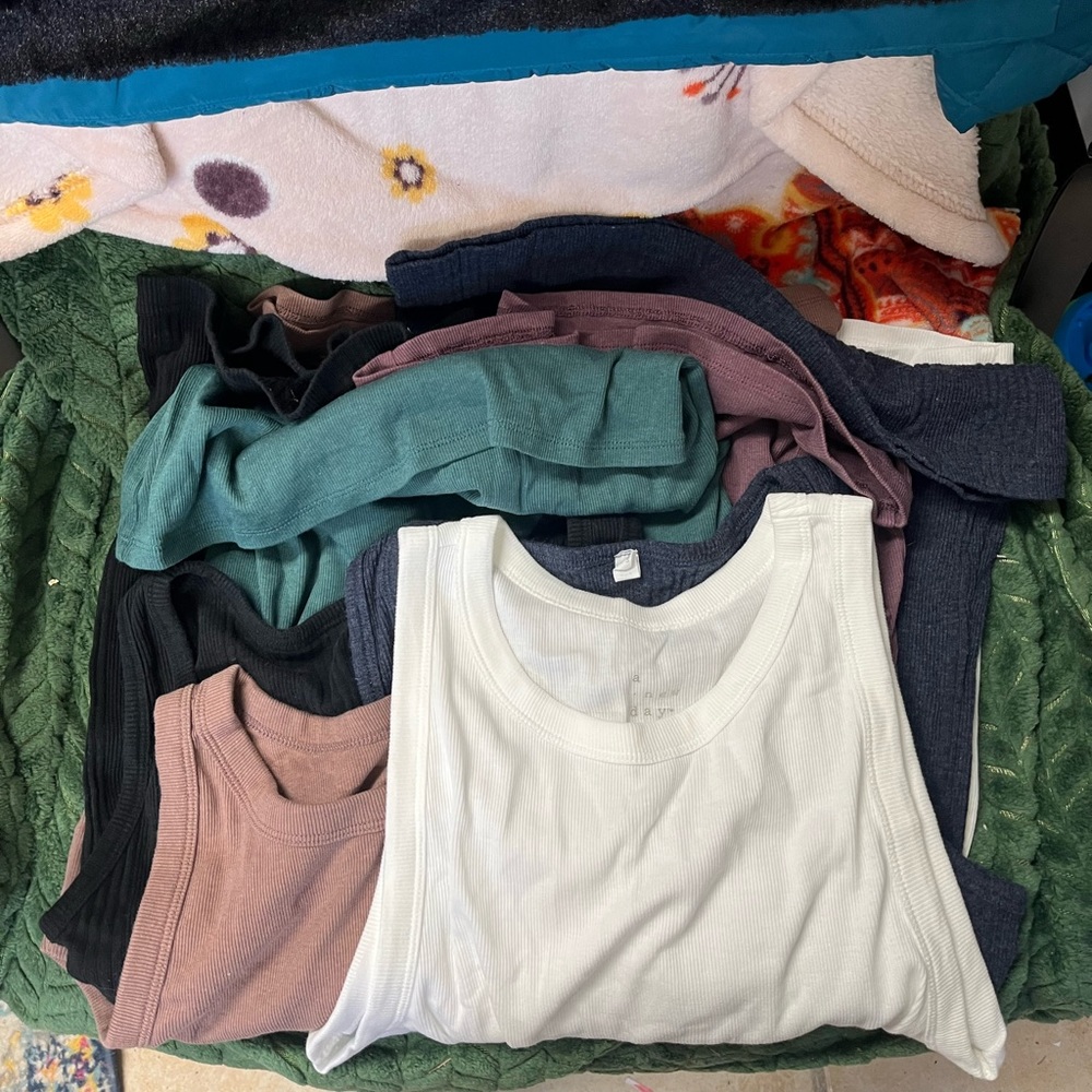 Lot of 6 tanks NEW
